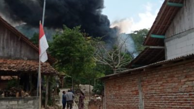 TUTURPEDIA - Kurang Lebih 50 KK Mengungsi, Dan Dua Orang Meninggal Dunia, Dalam Tragedi Kebakaran Sumur Minyak Di Blora