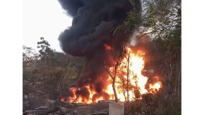TUTURPEDIA - Kurang Lebih 50 KK Mengungsi, Dan Dua Orang Meninggal Dunia, Dalam Tragedi Kebakaran Sumur Minyak Di Blora