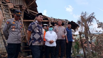 TUTURPEDIA - Pemprov Gelontorkan Bantuan 180 Juta Untuk Korban Kebakaran Sumur Minyak Ilegal Di Blora