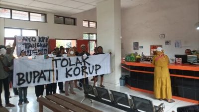 TUTURPEDIA - Warga Pati Datangi Kantor Pos, Kirim Surat Untuk  KPK