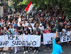 Kirim Surat ke Kantor Pos Ditujukan ke KPK, AMPB Lakukan Aksi Jalan Kaki