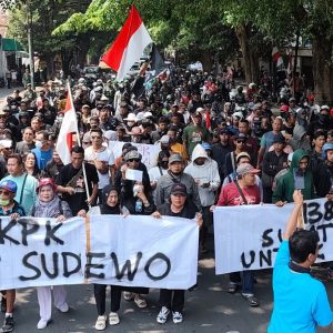 Kirim Surat ke Kantor Pos Ditujukan ke KPK, AMPB Lakukan Aksi Jalan Kaki