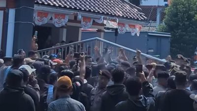 Ricuh di Tengah Sidang Pemakzulan! Massa 'Aliansi Pati Bersatu' Nekat Merangsek Masuk DPRD, Polisi Bentuk Barikade Hidup 5 TUTURPEDIA - Ricuh di Tengah Sidang Pemakzulan! Massa 'Aliansi Pati Bersatu' Nekat Merangsek Masuk DPRD, Polisi Bentuk Barikade Hidup