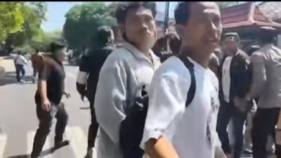 Aku Wartawan, Jangan Dibanting!: Kericuhan di Depan DPRD Pati Menyasar Jurnalis 4 TUTURPEDIA - Aku Wartawan, Jangan Dibanting!: Kericuhan di Depan DPRD Pati Menyasar Jurnalis