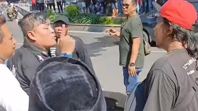 Adu Jotos dan Intimidasi Warnai Sidang Pansus Hak Angket Bupati Pati, Sajam Diduga Muncul di Tengah Massa! 4 TUTURPEDIA - Adu Jotos dan Intimidasi Warnai Sidang Pansus Hak Angket Bupati Pati, Sajam Diduga Muncul di Tengah Massa!