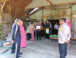 Rumah Nenek Kasiem Ludes Terbakar, Kapolsek Kunduran Bergerak Cepat Beri Bantuan dan Kehangatan Serta Berikan Himbauan