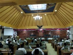 Ratusan Santri Rembang Geruduk DPRD, Disambut Bupati Rembang