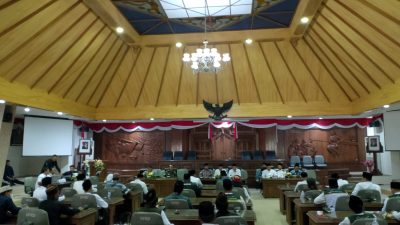 Ratusan Santri Rembang Geruduk DPRD, Disambut Bupati Rembang 5 TUTURPEDIA - Ratusan Santri Rembang Geruduk DPRD, Disambut Bupati Rembang