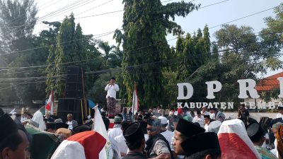 Ratusan Santri Rembang Geruduk DPRD, Disambut Bupati Rembang 4 TUTURPEDIA - Ratusan Santri Rembang Geruduk DPRD, Disambut Bupati Rembang