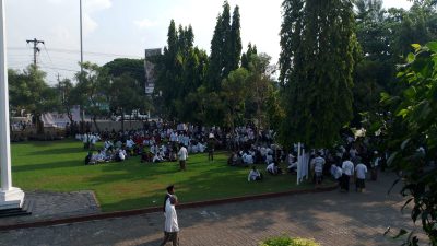 Ratusan Santri Rembang Geruduk DPRD, Disambut Bupati Rembang 3 TUTURPEDIA - Ratusan Santri Rembang Geruduk DPRD, Disambut Bupati Rembang