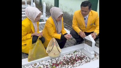 Semangat Pahlawan Kobarkan HUT ke-61 Golkar: Siswanto Pimpin Ziarah di TMP Wira Bhakti Blora, Serukan 'Suara Rakyat, Suara Golkar!' 3 TUTURPEDIA - Semangat Pahlawan Kobarkan HUT ke-61 Golkar: Siswanto Pimpin Ziarah di TMP Wira Bhakti Blora, Serukan 'Suara Rakyat, Suara Golkar!'