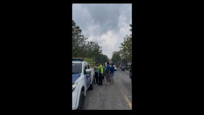 Adu Banteng Truk di Jalan Blora-Cepu Jiken, Usai Gagal Salip Kendaraan di Depan 3 TUTURPEDIA - Adu Banteng Truk di Jalan Blora-Cepu Jiken, Usai Gagal Salip Kendaraan di Depan