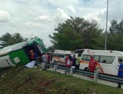 Bus Wisata FKK Semarang Terguling di Tol Pemalang, 4 Orang Tewas Diduga Akibat Rem Blong