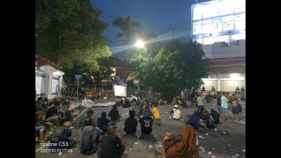 Jelang Malam, Ribuan Massa Masyarakat Pati Bersatu Masih Bertahan di Selatan DPRD Pati 2 TUTURPEDIA - Jelang Malam, Ribuan Massa Masyarakat Pati Bersatu Masih Bertahan di Selatan DPRD Pati