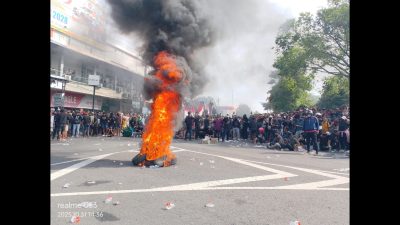 Jelang Malam, Ribuan Massa Masyarakat Pati Bersatu Masih Bertahan di Selatan DPRD Pati 6 TUTURPEDIA - Jelang Malam, Ribuan Massa Masyarakat Pati Bersatu Masih Bertahan di Selatan DPRD Pati