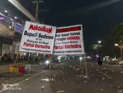 Jelang Malam, Ribuan Massa Masyarakat Pati Bersatu Masih Bertahan di Selatan DPRD Pati