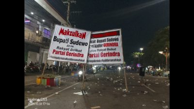 Jelang Malam, Ribuan Massa Masyarakat Pati Bersatu Masih Bertahan di Selatan DPRD Pati 4 TUTURPEDIA - Jelang Malam, Ribuan Massa Masyarakat Pati Bersatu Masih Bertahan di Selatan DPRD Pati