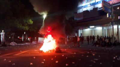 Jelang Malam, Ribuan Massa Masyarakat Pati Bersatu Masih Bertahan di Selatan DPRD Pati 5 TUTURPEDIA - Jelang Malam, Ribuan Massa Masyarakat Pati Bersatu Masih Bertahan di Selatan DPRD Pati