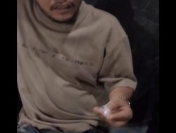 VIRAL! DETIK-DETIK Dua Pemuda Diduga Pengedar Pil Terlarang di Kridosono Blora ‘Promo Obat Kuat’, Warga Minta Polisi Segera Bertindak!