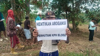 SK PRESIDEN DIINJAK-INJAK? Petani Hutan Kajengan 'Sandera' Pekerja, Protes Keras Perhutani Tolak Serahkan Lahan! 5 TUTURPEDIA - SK PRESIDEN DIINJAK-INJAK? Petani Hutan Kajengan 'Sandera' Pekerja, Protes Keras Perhutani Tolak Serahkan Lahan!