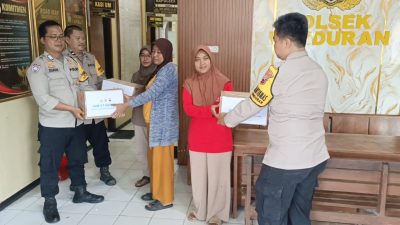 Polsek Kunduran Gelar Jumat Berkah, Bagikan Sembako untuk Warga Kalangrejo 3 TUTURPEDIA - Polsek Kunduran Gelar Jumat Berkah, Bagikan Sembako untuk Warga Kalangrejo