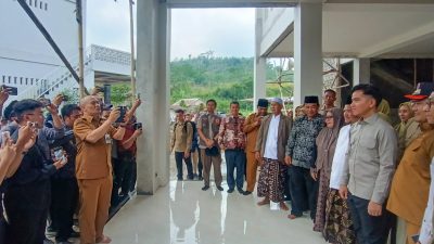 TUTURPEDIA - Gubernur Ahmad Luthfi Jadi “Fotografer” di Pengungsian, Abadikan Momen Wapres Gibran dan Warga