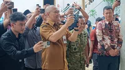 TUTURPEDIA - Gubernur Ahmad Luthfi Jadi “Fotografer” di Pengungsian, Abadikan Momen Wapres Gibran dan Warga