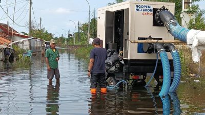 TUTURPEDIA - Pemprov Jateng Turunkan Pompa dan Salurkan Bantuan Ratusan Juta untuk Tangani Banjir Pekalongan