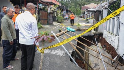 Air Mata Warga Tumpah Saat Gubernur Ahmad Luthfi Tinjau Lokasi Tanah Amblas di Ungaran 4 TUTURPEDIA - Air Mata Warga Tumpah Saat Gubernur Ahmad Luthfi Tinjau Lokasi Tanah Amblas di Ungaran