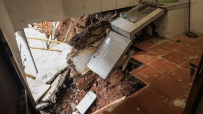 Air Mata Warga Tumpah Saat Gubernur Ahmad Luthfi Tinjau Lokasi Tanah Amblas di Ungaran 6 TUTURPEDIA - Air Mata Warga Tumpah Saat Gubernur Ahmad Luthfi Tinjau Lokasi Tanah Amblas di Ungaran