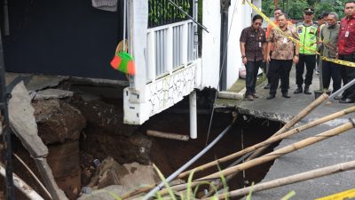 Air Mata Warga Tumpah Saat Gubernur Ahmad Luthfi Tinjau Lokasi Tanah Amblas di Ungaran 7 TUTURPEDIA - Air Mata Warga Tumpah Saat Gubernur Ahmad Luthfi Tinjau Lokasi Tanah Amblas di Ungaran