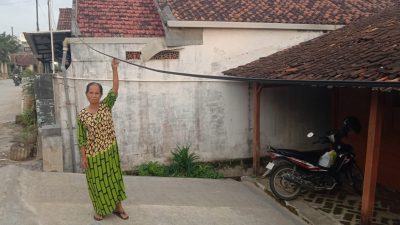 Warga di Blora Geram, Gegara Kabel Telekomunikasi Melintas Didepan Rumahnya 3 TUTURPEDIA - Warga di Blora Geram, Gegara Kabel Telekomunikasi Melintas Didepan Rumahnya