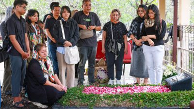 Sekda Jateng Sampaikan Duka Cita di Pemakaman Mertua Gubernur Ahmad Luthfi 3 TUTURPEDIA - Sekda Jateng Sampaikan Duka Cita di Pemakaman Mertua Gubernur Ahmad Luthfi