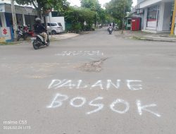 Kesal Jalan Berlubang, Warga Blora Kota Protes Lewat Coretan dan Langsung Diperbaiki