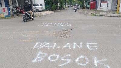 Kesal Jalan Berlubang, Warga Blora Kota Protes Lewat Coretan dan Langsung Diperbaiki 11 TUTURPEDIA - Kesal Jalan Berlubang, Warga Blora Kota Protes Lewat Coretan dan Langsung Diperbaiki