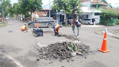 Kesal Jalan Berlubang, Warga Blora Kota Protes Lewat Coretan dan Langsung Diperbaiki 4 TUTURPEDIA - Kesal Jalan Berlubang, Warga Blora Kota Protes Lewat Coretan dan Langsung Diperbaiki