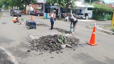 Kesal Jalan Berlubang, Warga Blora Kota Protes Lewat Coretan dan Langsung Diperbaiki 5 TUTURPEDIA - Kesal Jalan Berlubang, Warga Blora Kota Protes Lewat Coretan dan Langsung Diperbaiki