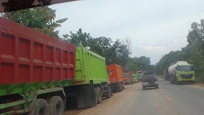 Antara Roda Ekonomi dan Keselamatan Warga! Truk Tambang Kepung Ngampel, Jalananan Sempit, Debu Mengepul, Licin Saat Hujan 3 TUTURPEDIA - Antara Roda Ekonomi dan Keselamatan Warga! Truk Tambang Kepung Ngampel, Jalananan Sempit, Debu Mengepul, Licin Saat Hujan