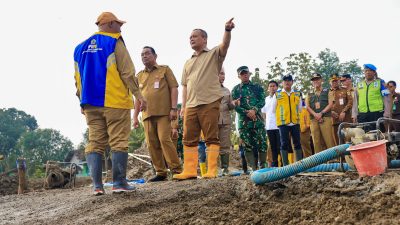 Dikebut Siang Malam, Tanggul Tuntang yang Jebol Sudah Ditutup dan Jalan Semarang-Godong Ditarget Pulih H-7 Lebaran 3 TUTURPEDIA - Dikebut Siang Malam, Tanggul Tuntang yang Jebol Sudah Ditutup dan Jalan Semarang-Godong Ditarget Pulih H-7 Lebaran