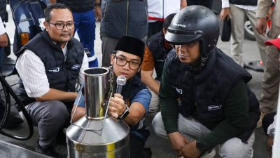 TUTURPEDIA - Vespa Touring dan Ngabuburide, Wagub Taj Yasin Pantau SPBU untuk Pastikan Pasokan BBM Libur Lebaran Aman