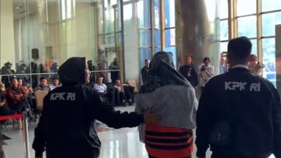 TUTURPEDIA - KPK Dibanjiri Karangan Bunga Usai OTT Bupati Pekalongan, Rakyat: "Anda Penyelamat Kami!"