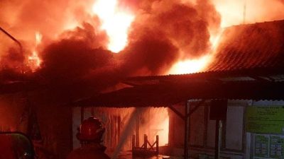 TUTURPEDIA - Breaking News! Si Jago Merah Kembali Mengamuk, Pasar Ngawen Blora Terbakar Hebat Malam Ini