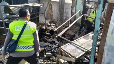 Polisi dan Warga Bersatu! Puing Kebakaran Pasar Darurat Ngawen Dibersihkan, Kerugian Tembus Rp2,2 Miliar 3 TUTURPEDIA - Polisi dan Warga Bersatu! Puing Kebakaran Pasar Darurat Ngawen Dibersihkan, Kerugian Tembus Rp2,2 Miliar