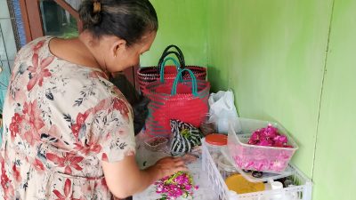 Kisah Bu In, "Srikandi Bunga" dari Gedongsari yang Panen Berkah Lebaran 2026 3 TUTURPEDIA - Kisah Bu In, "Srikandi Bunga" dari Gedongsari yang Panen Berkah Lebaran 2026