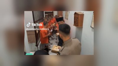 Lebaran di Balik Jeruji: Momen Hangat Kapolres Blora AKBP Wawan Andi Susanto Beserta Jajaran Ajak Tahanan Makan Bersama 4 TUTURPEDIA - Lebaran di Balik Jeruji: Momen Hangat Kapolres Blora AKBP Wawan Andi Susanto Beserta Jajaran Ajak Tahanan Makan Bersama