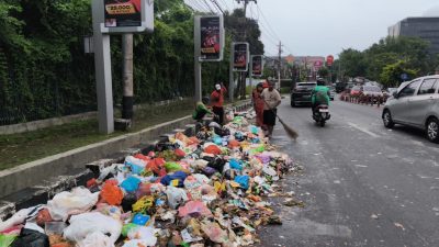 Respon Laporan Masyarakat, DLH Kota Semarang Minta Maaf dan Sigap Bersihkan Tumpahan Sampah 3 TUTURPEDIA - Respon Laporan Masyarakat, DLH Kota Semarang Minta Maaf dan Sigap Bersihkan Tumpahan Sampah
