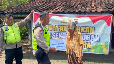 Jumat Berkah Polsek Kunduran: Polisi Blora Turun Langsung Bantu Warga Lansia di Ngrapoh 16 TUTURPEDIA - Jumat Berkah Polsek Kunduran: Polisi Blora Turun Langsung Bantu Warga Lansia di Ngrapoh