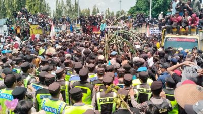 Kawal Aspirasi Petani Tebu, Kapolres Blora AKBP Wawan Andi Susanto Pimpin Langsung Pengamanan Humanis di Alun-Alun 3 TUTURPEDIA - Kawal Aspirasi Petani Tebu, Kapolres Blora AKBP Wawan Andi Susanto Pimpin Langsung Pengamanan Humanis di Alun-Alun