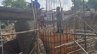Jembatan Garuda Dikebut! TNI dan Warga Blora Gotong Royong, Harapan Ekonomi Baru Kian Dekat 3 TUTURPEDIA - Jembatan Garuda Dikebut! TNI dan Warga Blora Gotong Royong, Harapan Ekonomi Baru Kian Dekat