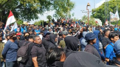 TUTURPEDIA - Dengarkan Jeritan Laut, Plt Bupati Pati Risma Ardhi Chandra Langsung Temui Massa Nelayan